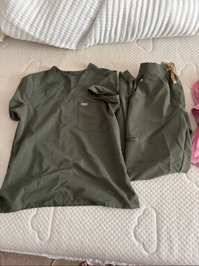 Figs set, Zamora jogger and Catarina top